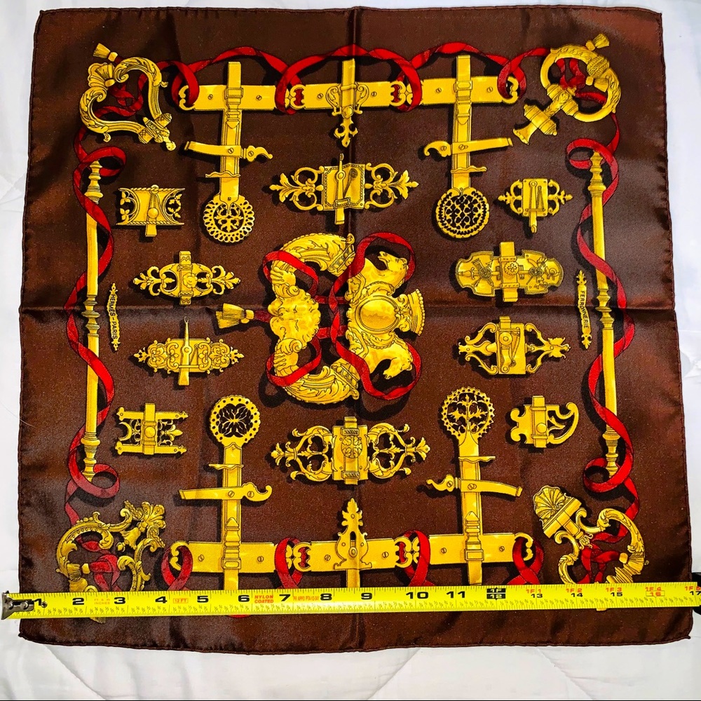 SOLD Hermès | Ferronnerie Silk Scarf - Picture 4 of 9